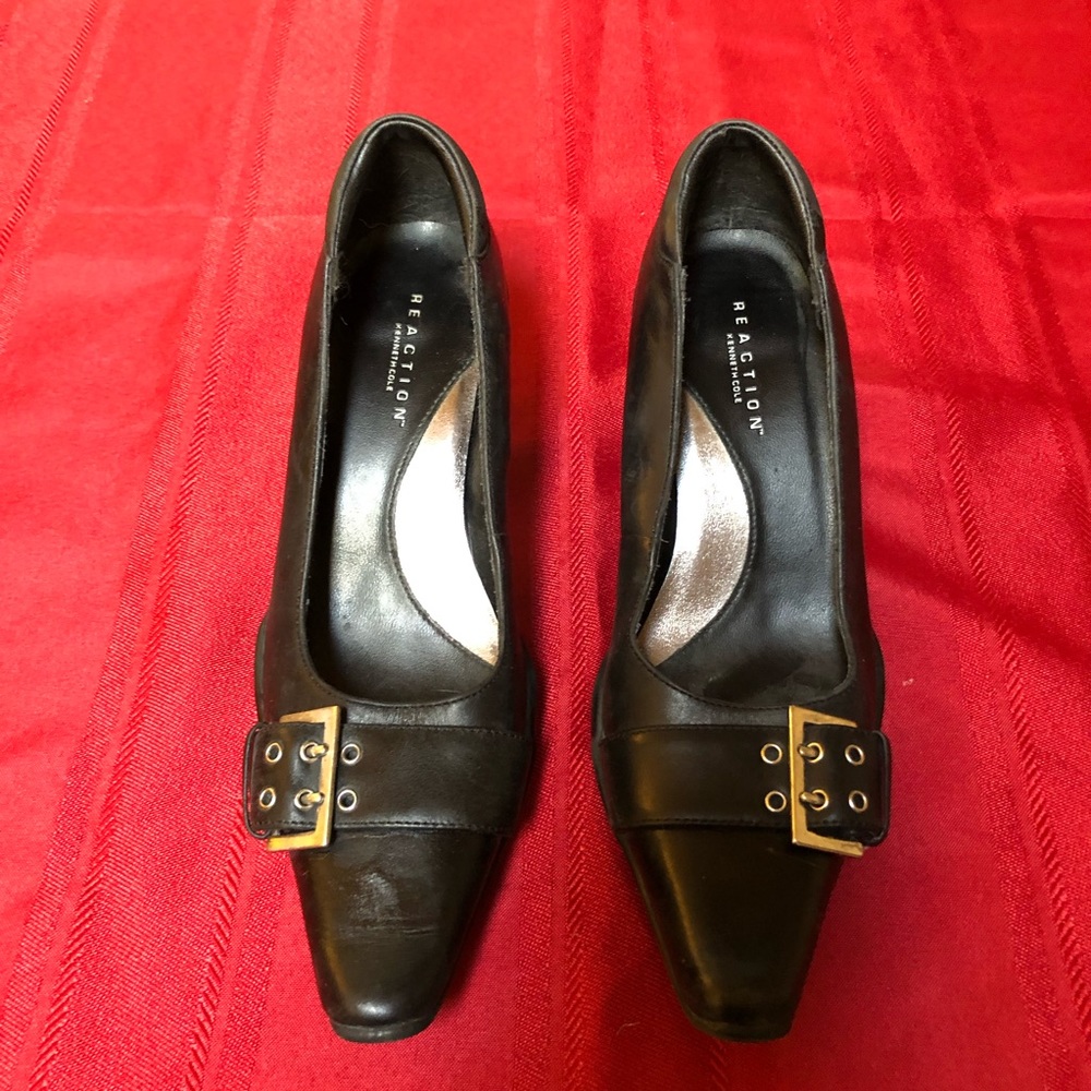 Reaction Kenneth Cole buckled kitten heeled shoes
